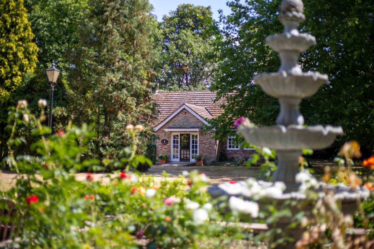 Woodland Manor Hotel Бедфорд Экстерьер фото